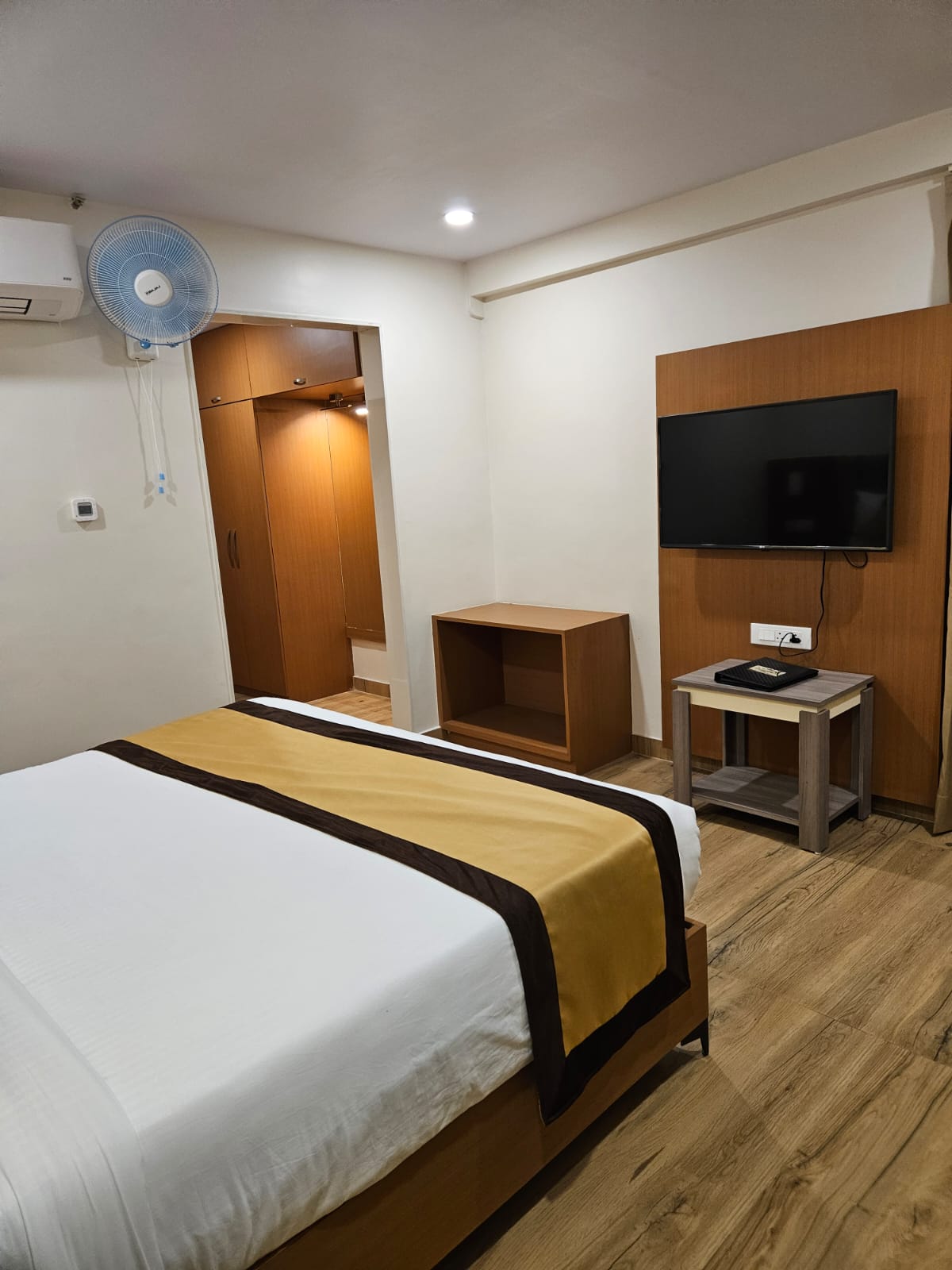 Cosy guest room with double bed at Hotel Veda Inn